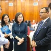 Phó Tổng giám đốc Thông tấn xã Việt Nam Đoàn Thị Tuyết Nhung giao lưu cùng các đại biểu tham dự ngày hội. (Ảnh: Thanh Tùng/TTXVN)