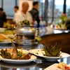 Các tác phẩm sau khi chấm điểm được trưng bày để xác lập kỷ lục ẩm thực Việt Nam sự kiện chế biến và công diễn cùng lúc “100 món ăn từ cây atiso Đà Lạt”. (Ảnh: Nguyễn Dũng/TTXVN)