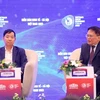 Ông Nguyễn Đình Cung (bên phải), nguyên Viện trưởng Viện Nghiên cứu Quản lý Kinh tế Trung ương (CIEM) chia sẻ tại phiên toàn thể. (Ảnh: Văn Điệp/TTXVN)