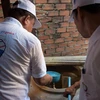 Nhân viên y tế Campuchia thu thập các mẫu muỗi để xét nghiệm nhằm ngăn chặn sự lây lan của virus Zika tại Phnom Penh. (Ảnh: AFP/TTXVN)