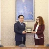 Chủ tịch Quốc hội Vương Đình Huệ tặng quà lưu niệm bà Desislava Atanasova, Chủ tịch Nhóm Nghị sỹ Liên minh GERB-UDF. (Ảnh: Doãn Tấn/TTXVN)