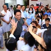 Thủ tướng Phạm Minh Chính thăm hỏi, động viên các bệnh nhi và người thân. (Ảnh: Hoàng Hiếu/TTXVN)
