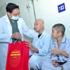 Thủ tướng Phạm Minh Chính động viên và tặng quà cho bệnh nhi đang điều trị nội trú tại Viện Huyết học và Truyền máu Trung ương. (Ảnh: Hoàng Hiếu/TTXVN)