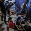 Hàng chục người bị thương trong vụ tấn công nhằm vào bệnh viện Al-Ahli al-Arabi ở trung tâm thành phố Gaza, tối 17/10/2023. (Ảnh: AA/TTXVN)