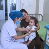 Nhân viên y tế Bệnh viện Sản Nhi Vĩnh Phúc thăm khám cho bệnh nhân nhi. (Ảnh: Nguyễn Thảo/TTXVN)