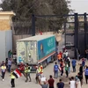 Xe chở hàng viện trợ tới Gaza qua cửa khẩu Rafah ngày 22/10/2023. (Ảnh: THX/TTXVN)