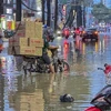 Người dân gặp khó khăn khi di chuyển do nước ngập trên đường Nguyễn Trãi, quận Ninh Kiều, chiều 28/10. (Ảnh: Thanh Liêm/TTXVN)