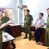 Bị can Nguyễn Văn Phương nghe đọc lệnh khám xét từ Cơ quan Cảnh sát điều tra, Công an tỉnh Cà Mau. (Ảnh: TTXVN phát)