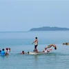 Du khách tắm biển tại quần đảo Hải Tặc, xã Tiên Hải, thành phố Hà Tiên. (Ảnh: TTXVN phát)