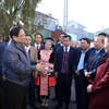 Thủ tướng Phạm Minh Chính trao đổi với lãnh đạo tỉnh Lai Châu và huyện Sìn Hồ. (Ảnh: Quý Trung/TTXVN)