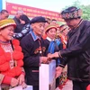 Phó Chủ tịch Quốc hội Trần Quang Phương tặng quà cho đồng bào dân tộc các dân tộc tỉnh Bắc Kạn. (Ảnh: Vũ Hoàng Giang/TTXVN)