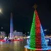 Cây thông Giáng sinh tại Piazza del Popolo ở thủ đô Rome, Italy, ngày 15/12/2022. (Ảnh: AFP/ TTXVN)