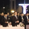 Phó Thủ tướng Chính phủ Trần Lưu Quang cùng các đại biểu thắp nên tưởng niệm các nạn nhân tử vong do tai nạn giao thông năm 2023 tại buổi lễ. (Ảnh: Trọng Đạt/TTXVN)