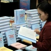 Đại biểu tìm hiểu về cuốn sách của Tổng Bí thư Nguyễn Phú Trọng. (Ảnh: Lâm Khánh/TTXVN)