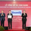 Ông Nguyễn Tường Huy, Giám đốc Nhân sự Vinamilk, nhận chứng nhận “Doanh nghiệp đạt chuẩn văn hóa kinh doanh Việt Nam năm 2023.”