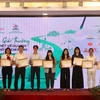 Trao giải thưởng Báo chí viết về du lịch Thành phố Hồ Chí Minh cho các tác giả đoạt giải ở loại hình Báo in – Báo điện tử. (Ảnh: Thu Hương/TTXVN)