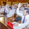 Các đại biểu HĐND tỉnh Bà Rịa-Vũng Tàu biểu quyết thông qua tờ trình về dự kiến danh sách những người được lấy phiếu tín nhiệm. (Ảnh: Đoàn Mạnh Dương/TTXVN)