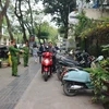 Công an phường Phan Chu Trinh (Hoàn Kiếm) nhắc nhở chủ cơ sở kinh doanh không được đỗ xe trên vỉa hè đường Lý Thường Kiệt. (Ảnh: Mạnh Khánh/TTXVN)
