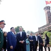 Thủ tướng Phạm Minh Chính và Thủ tướng Belarus Roman Golovchenko thăm Di tích Cột cờ Hà Nội. (Ảnh: Dương Giang/TTXVN)