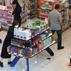 Người dân mua hàng trong siêu thị ở Singapore. Ảnh: AFP/TTXVN