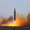 Vụ phóng tên lửa đạn đạo xuyên lục địa (ICBM) "Hwasong Gun 17" của Triều Tiên ngày 18/11/2022. (Ảnh: AFP/TTXVN)