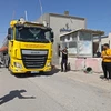 Xe tải đi qua cửa khẩu Kerem Shalom ở Rafah ngày 14/5/2023. (Ảnh: AFP/TTXVN)