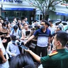 Đại diện Bệnh viện Đại học Y Hà Nội trả lời phóng viên về tình hình cứu chữa các nạn nhân trong vụ cháy chung cư mini ở Khương Hạ. (Ảnh: Tuấn Anh/TTXVN)