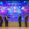 Lãnh đạo UBND tỉnh Lâm Đồng và Sở Thông tin Truyền thông thực hiện nghi thức khai trương Trung tâm điều hành thông minh của Sở. (Ảnh: Chu Quốc Hùng/TTXVN)