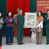 Lãnh đạo Thông tấn xã Việt Nam trao tặng phẩm cho Sư đoàn 304. (Ảnh: An Đăng/TTXVN)