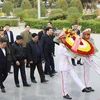 Thủ tướng Phạm Minh Chính dâng hoa tưởng niệm các Anh hùng Liệt sỹ tại Nghĩa trang Liệt sỹ A1. (Ảnh: Dương Giang/TTXVN)