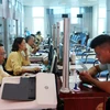 Người dân đến làm thủ tục hành chính tại Trung tâm Hành chính Công tại khu vực của Sở Giao thông Vận tải Lai Châu. (Ảnh: Quý Trung/TTXVN)