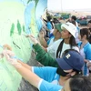 Hoa hậu Hoàn vũ Việt Nam 2017 H'Hen Niê cùng các tình nguyện viên tham gia vẽ tranh hưởng ứng công tác bảo vệ môi trường. (Ảnh: TTXVN phát)
