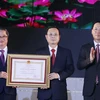 Chủ tịch nước Võ Văn Thưởng trao tặng Huân chương Lao động hạng Nhất cho Đảng bộ, chính quyền và nhân dân thành phố Cần Thơ. (Ảnh: Thống Nhất/TTXVN)