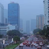 Các toà cao tầng ở Hà Nội bị sương mù bao phủ, tầm nhìn bị hạn chế. (Ảnh: Hoàng Hiếu/TTXVN)