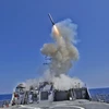Tên lửa hành trình Tomahawk được phóng từ tàu khu trục USS Barry của Mỹ trên Địa Trung Hải. (Ảnh: AFP/TTXVN)