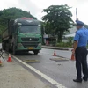 Thanh tra Giao thông - Xây dựng Lào Cai dừng phương tiện kiểm tra trên Quốc lộ 70. (Ảnh minh họa: Hồng Ninh/TTXVN)