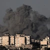 Khói bốc lên sau vụ không kích của Israel xuống thành phố Khan Yunis, Dải Gaza ngày 15/1/2024. Ảnh: AFP/TTXVN