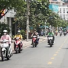 Người dân lưu thông bằng xe gắn máy trên đường Hoàng Diệu, thành phố Thủ Đức. (Ảnh: Hồng Đạt/TTXVN)