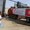 Xe tải chở hàng viện trợ nhân đạo vào Dải Gaza từ Ai Cập, qua cửa khẩu Rafah, ngày 21/10/2023. (Ảnh: AFP/TTXVN)