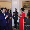 Thủ tướng Phạm Minh Chính và Phu nhân với cán bộ, nhân viên Đại sứ quán và đại diện cộng đồng người Việt Nam tại Hungary. (Ảnh: Dương Giang/TTXVN)