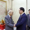 Chủ tịch Quốc hội Vương Đình Huệ thăm hỏi thân nhân cố Trưởng Ban thường trực Quốc hội Bùi Bằng Đoàn. (Ảnh: Nhan Sáng/TTXVN)