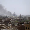 Khói bốc lên sau vụ không kích của liên quân nhằm vào căn cứ quân sự của lực lượng Houthi ở thủ đô Sanaa, Yemen. (Ảnh: AFP/TTXVN)