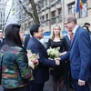 Lãnh đạo Trường Đại học Kỹ thuật Xây dựng Bucharest đón Thủ tướng Phạm Minh Chính và Phu nhân. (Ảnh: Dương Giang/TTXVN)