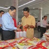 Phó Chủ tịch Thường trực Quốc hội Trần Thanh Mẫn tặng quà Tết cho người dân. (Ảnh: Duy Khương/TTXVN)
