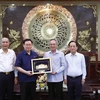 Chủ tịch Quốc hội Vương Đình Huệ tặng quà lưu niệm cho Ban Thường vụ Tỉnh ủy Bạc Liêu. (Ảnh: Nhan Sáng/TTXVN)