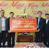 Trao tượng trưng 300 suất quà Tết của Chủ tịch Quốc hội cho đồng bào tỉnh Đắk Lắk. (Ảnh: Tuấn Anh/TTXVN)