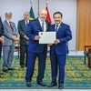 Đại sứ Việt Nam tại Brazil Bùi Văn Nghị trình quốc thư lên Tổng thống Lula da Silva. (Ảnh: TTXVN phát)