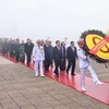 Các vị lãnh đạo, nguyên lãnh đạo Đảng, Nhà nước đặt vòng hoa và vào Lăng viếng Chủ tịch Hồ Chí Minh. (Ảnh: Minh Đức/TTXVN)