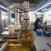 Robot được sử dụng để chiên gà tại một nhà hàng ở Seoul, Hàn Quốc, ngày 13/6/2023. (Ảnh: AFP/TTXVN)