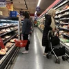 Khách hàng mua sắm tại một siêu thị ở Buenos Aires, Argentina, ngày 11/5/2023. (Ảnh: AFP/TTXVN)